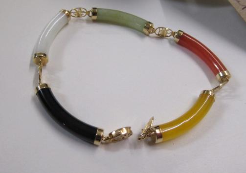 14 CT GOLD AND JADE BRACELET Image
