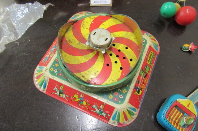 TIN PLATE MUSICAL MERRY GO ROUND TOY Image