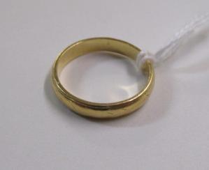 18CT GOLD WEDDING RING, 3.8g Image