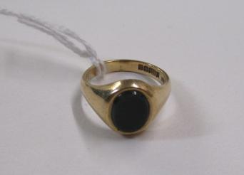 9CT GOLD AND BLOODSTONE SIGNET RING, 3.8g gross Image