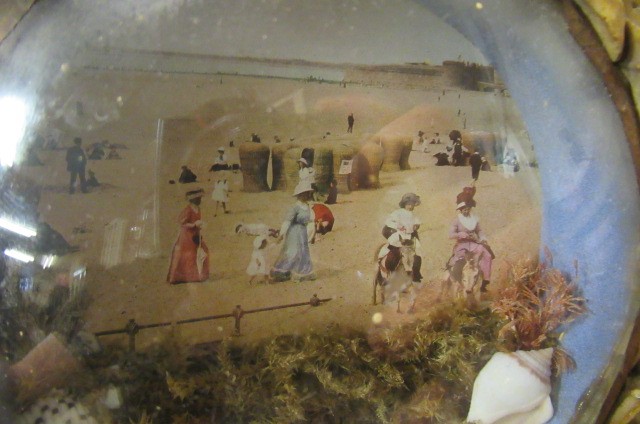 SAILOR'S VALENTINE FAVOUR IN SHELL FRAME Image