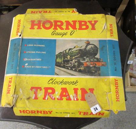 HORNBY ZERO GAUGE CLOCKWORK TRAIN  CARRIAGES AND TRACK Image