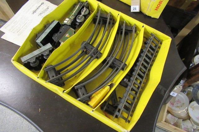 HORNBY ZERO GAUGE CLOCKWORK TRAIN  CARRIAGES AND TRACK Image