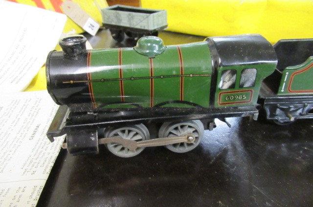HORNBY ZERO GAUGE CLOCKWORK TRAIN  CARRIAGES AND TRACK Image