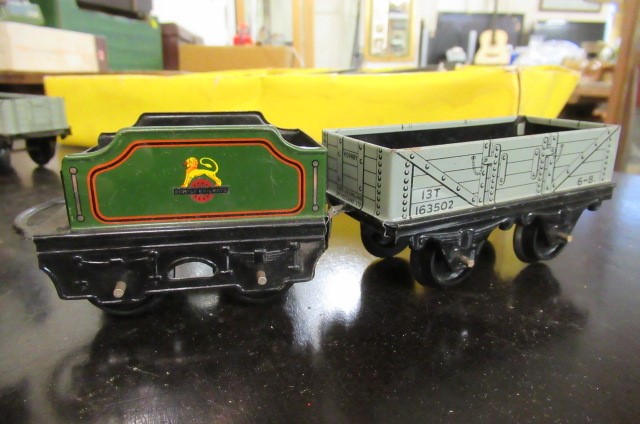 HORNBY ZERO GAUGE CLOCKWORK TRAIN  CARRIAGES AND TRACK Image