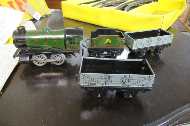 HORNBY ZERO GAUGE CLOCKWORK TRAIN  CARRIAGES AND TRACK Image
