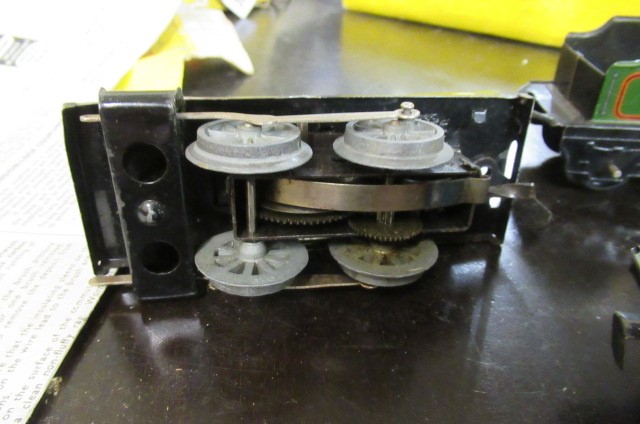 HORNBY ZERO GAUGE CLOCKWORK TRAIN  CARRIAGES AND TRACK Image