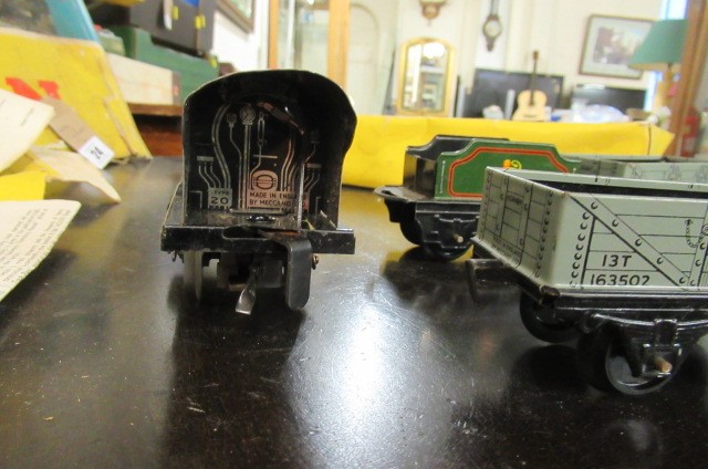 HORNBY ZERO GAUGE CLOCKWORK TRAIN  CARRIAGES AND TRACK Image