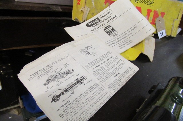 HORNBY ZERO GAUGE CLOCKWORK TRAIN  CARRIAGES AND TRACK Image