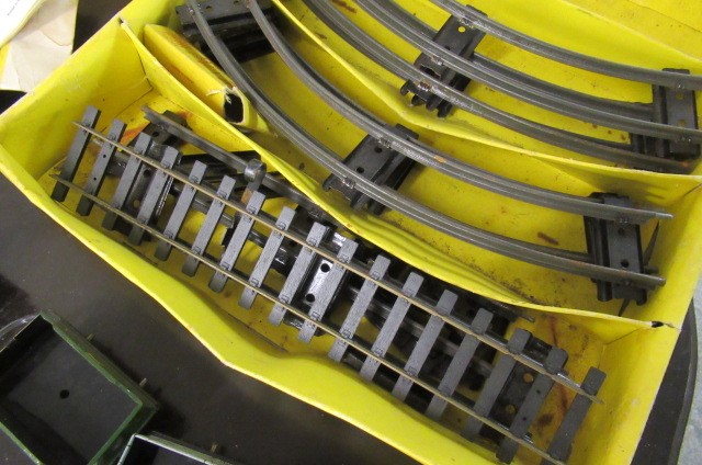 HORNBY ZERO GAUGE CLOCKWORK TRAIN  CARRIAGES AND TRACK Image