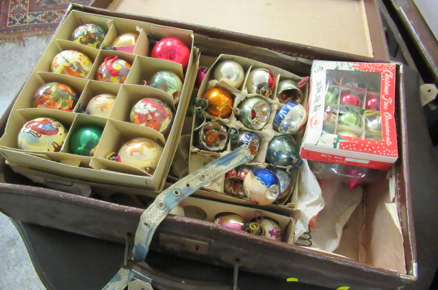 VINTAGE SUITCASE OF GLASS AND OTHER BAUBLES Image