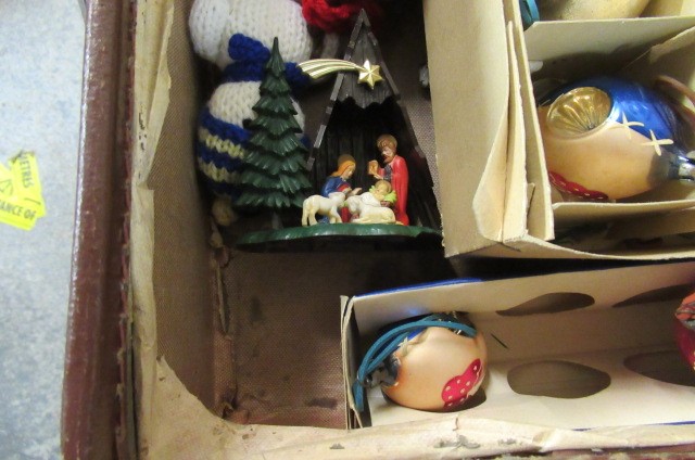 VINTAGE SUITCASE OF GLASS AND OTHER BAUBLES Image