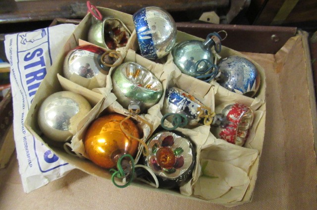 VINTAGE SUITCASE OF GLASS AND OTHER BAUBLES Image