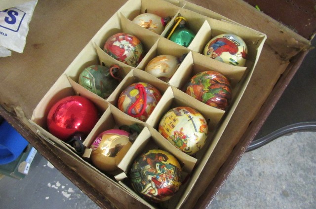 VINTAGE SUITCASE OF GLASS AND OTHER BAUBLES Image