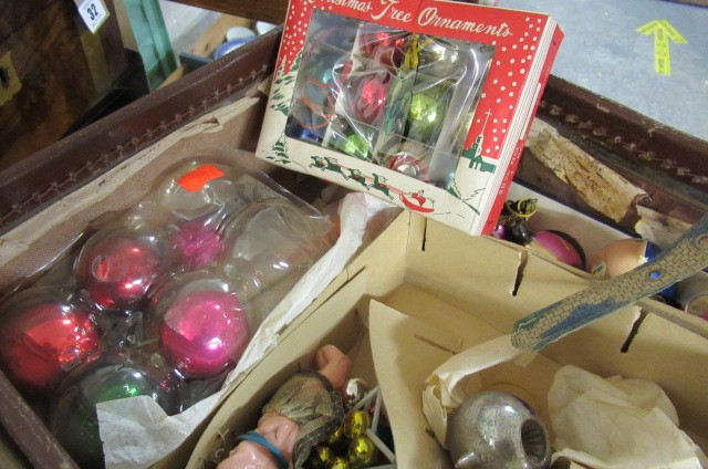 VINTAGE SUITCASE OF GLASS AND OTHER BAUBLES Image