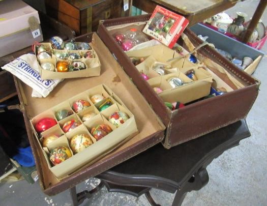 VINTAGE SUITCASE OF GLASS AND OTHER BAUBLES Image