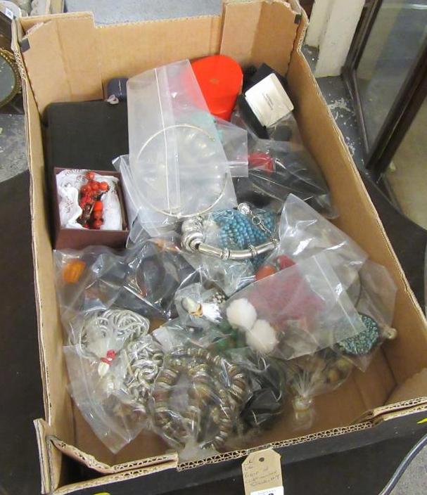 BOX OF COSTUME JEWELLERY Image