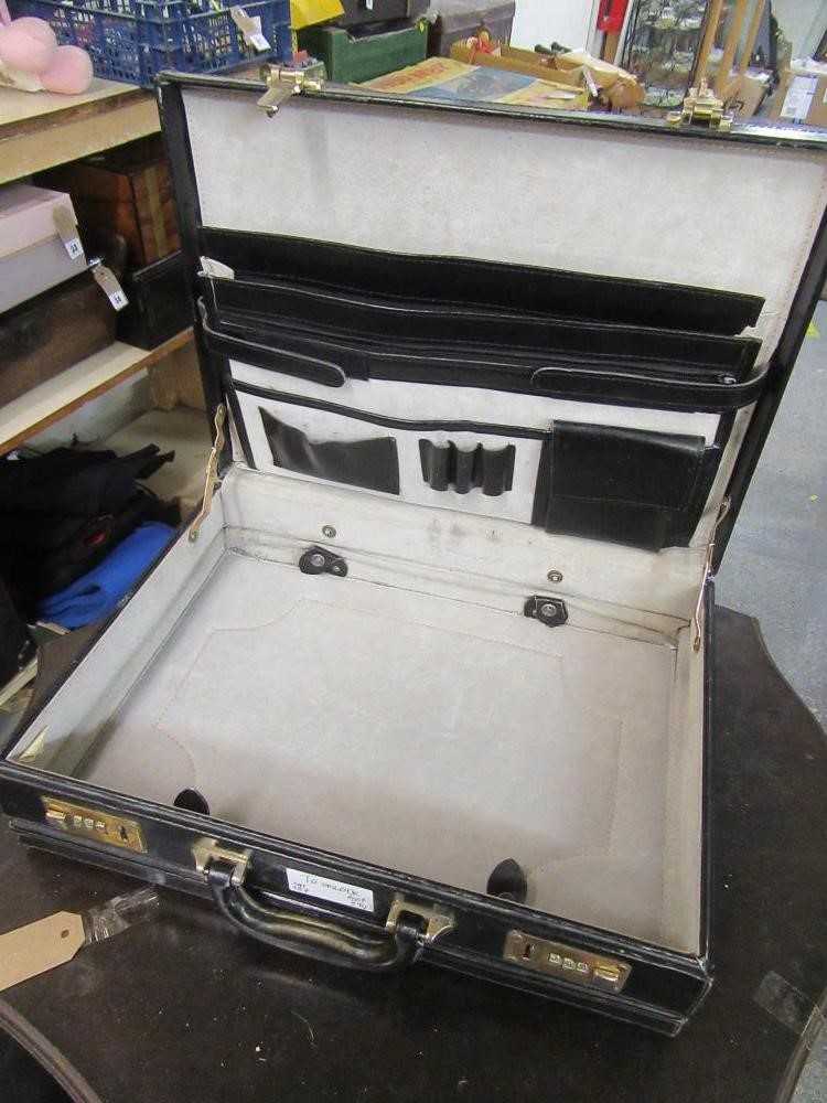 GLADSTONE BAG AND A BRIEFCASE Image