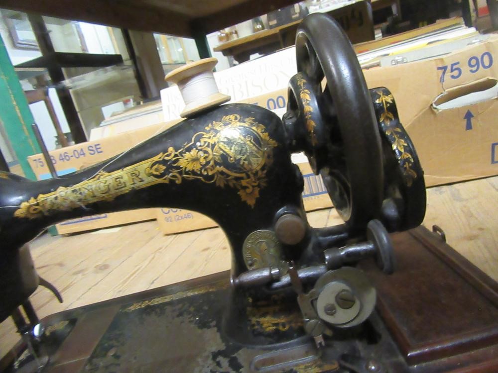 SINGER HAND SEWING MACHINE IN MAHOGANY CASE Image