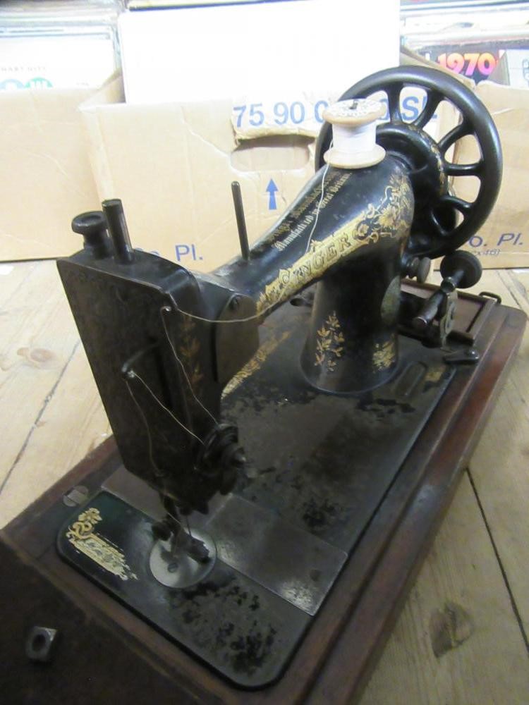 SINGER HAND SEWING MACHINE IN MAHOGANY CASE Image