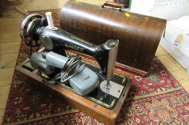 SINGER ELECTRIC SEWING MACHINE Image