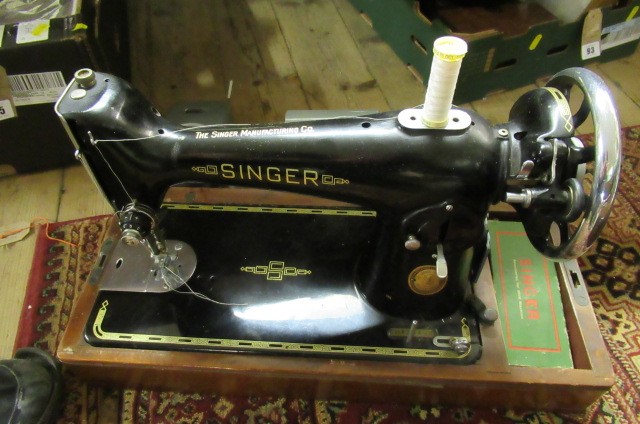 SINGER ELECTRIC SEWING MACHINE Image
