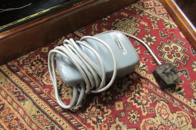 SINGER ELECTRIC SEWING MACHINE Image