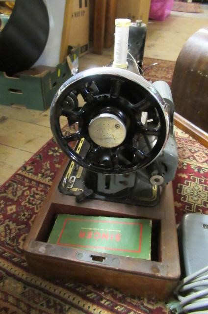 SINGER ELECTRIC SEWING MACHINE Image