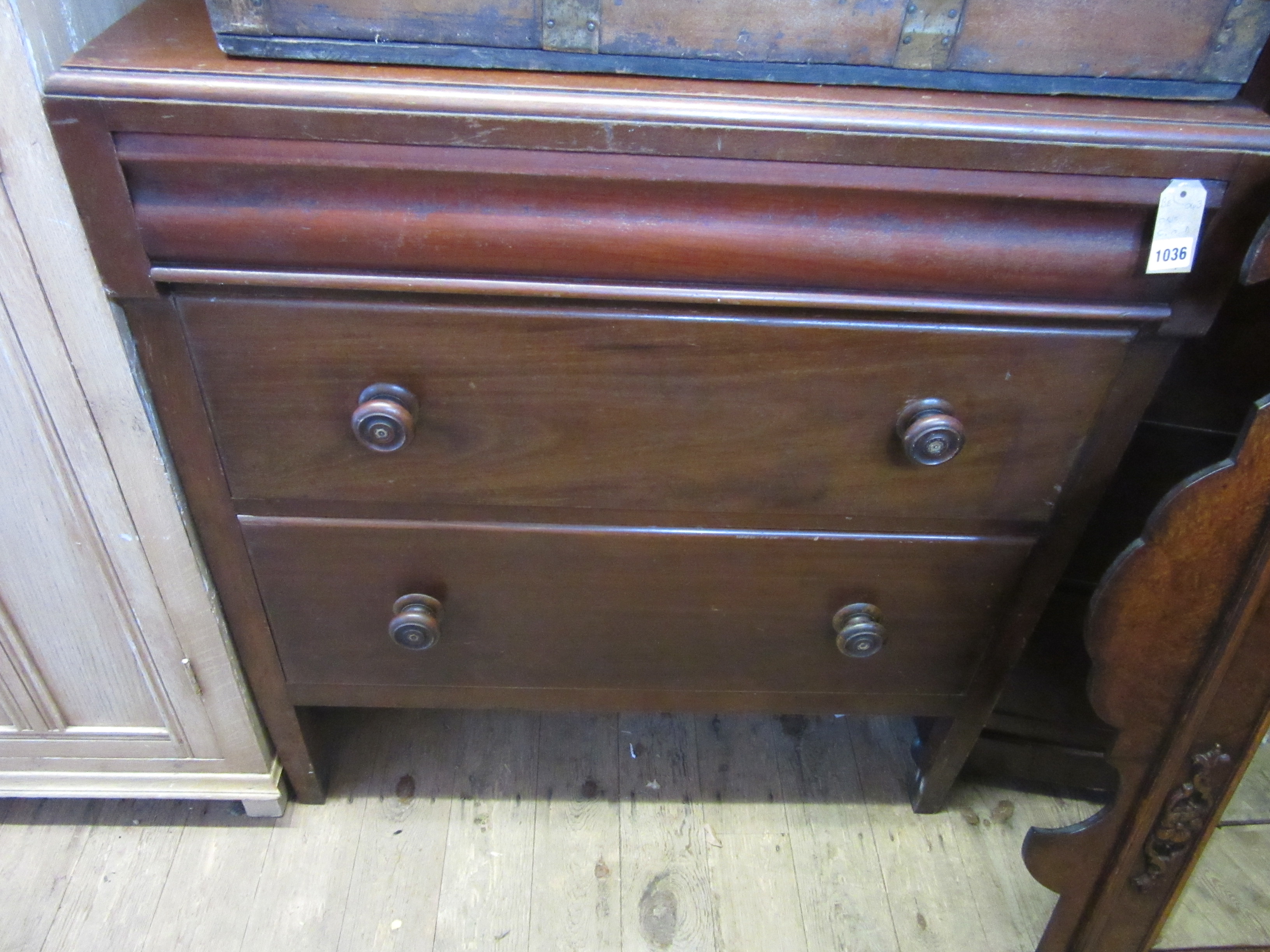 MAHOGANY CHEST OF DRAWERS Image