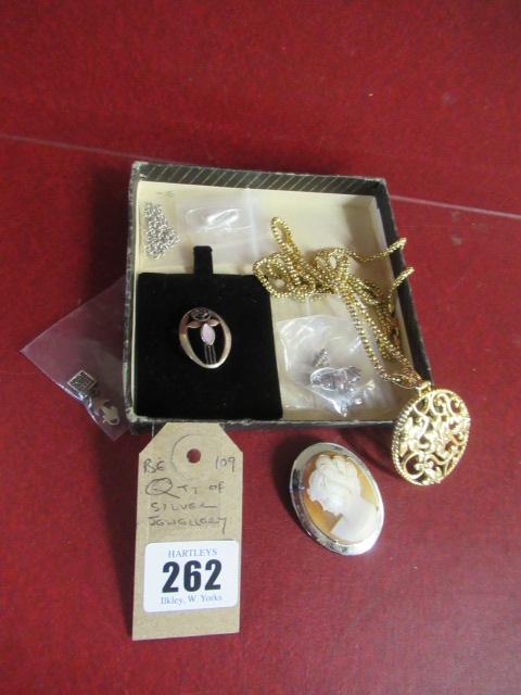 QUANTITY OF SILVER JEWELLERY Image