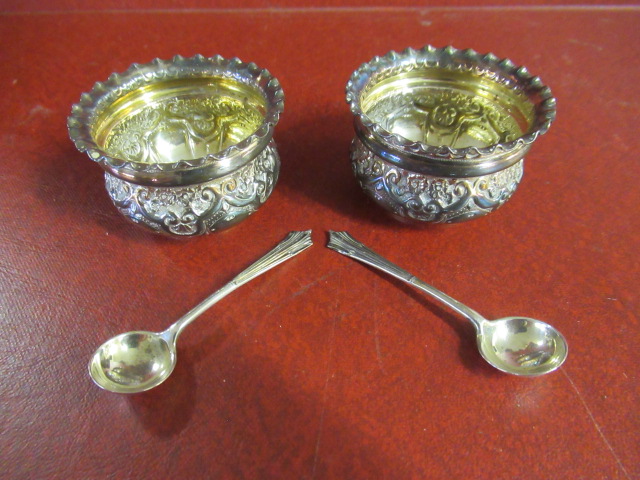 PAIR OF VICTORIAN SILVER SALTS AND MATCHING SPOONS, LONDON 1900 JACKSON AND FULLERTON Image