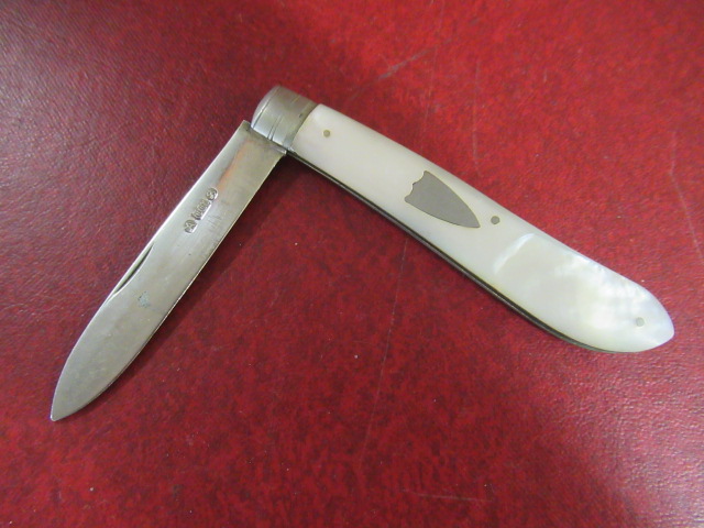 MOTHER OF PEARL PEN/FRUIT KNIFE WITH SHIELD CARTOUCHE Image