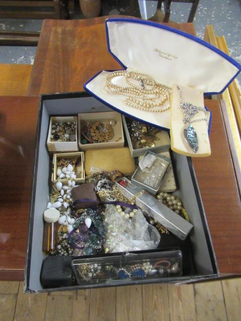 BOX OF COSTUME JEWELLERY Image
