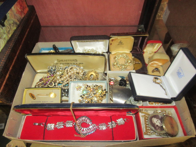 BOX OF COSTUME JEWELLERY Image