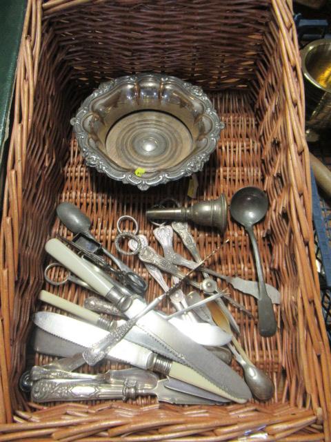 BASKET OF CUTLERY INCLUDING WINE COASTER Image
