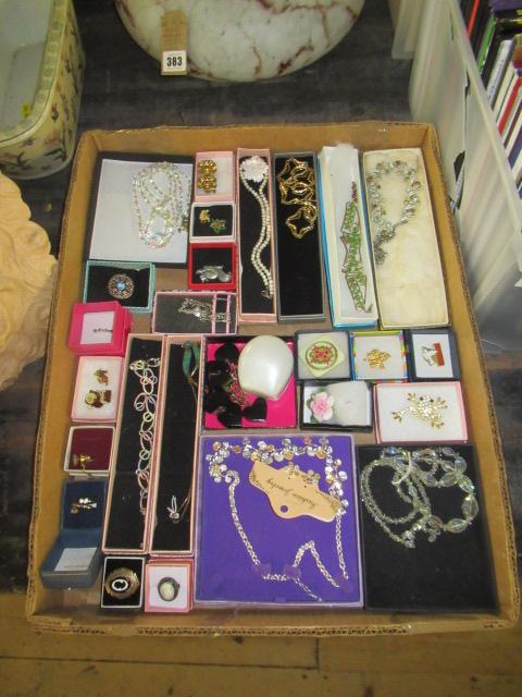 TRAY OF BOXED COSTUME JEWELLERY Image