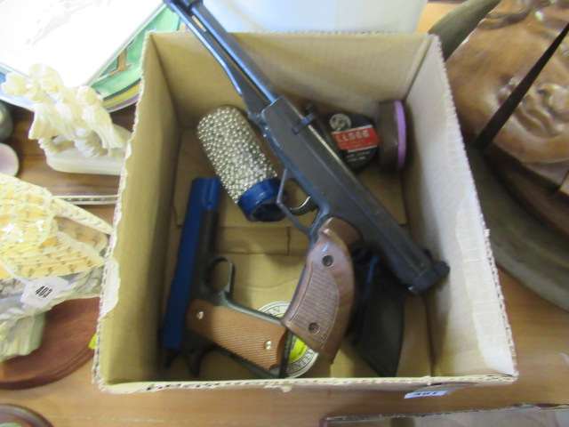 BOX WITH FOUR AIR PISTOLS AND PELLETS Image