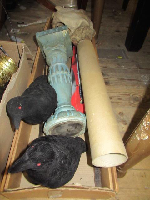 BOX OF MISCELLANEOUS INCLUDING SKULL Image