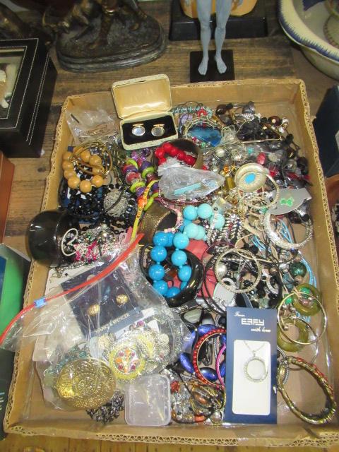 TRAY OF COSTUME JEWELLERY Image