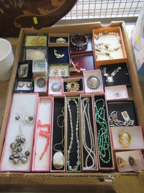 TRAY OF BOXED JEWELLERY Image