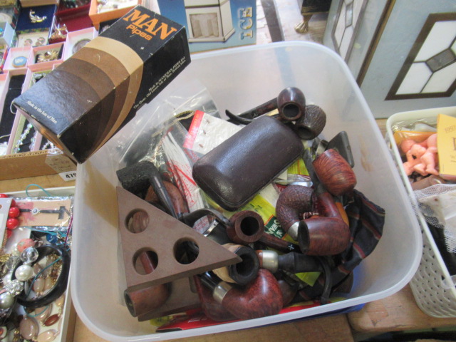 BOX OF VINTAGE PIPES AND SMOKING ACCESSORIES Image