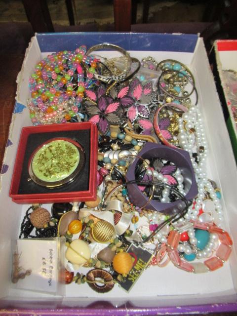 TRAY OF COSTUME JEWELLERY Image