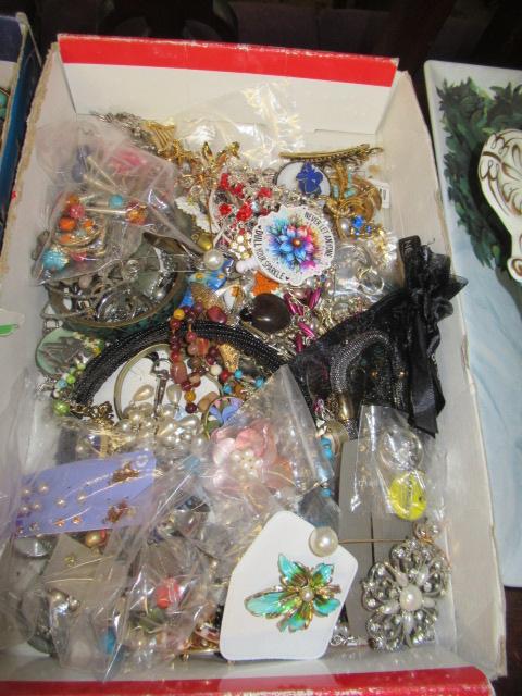 TRAY OF COSTUME JEWELLERY Image
