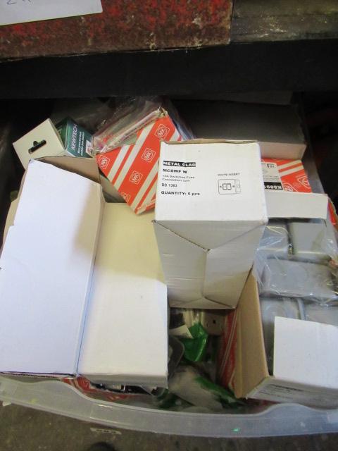 BOX OF ELECTRICAL ITEMS Image
