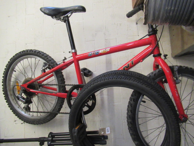 GIANT CHILD'S BIKE WITH TWO NEW TYRES Image