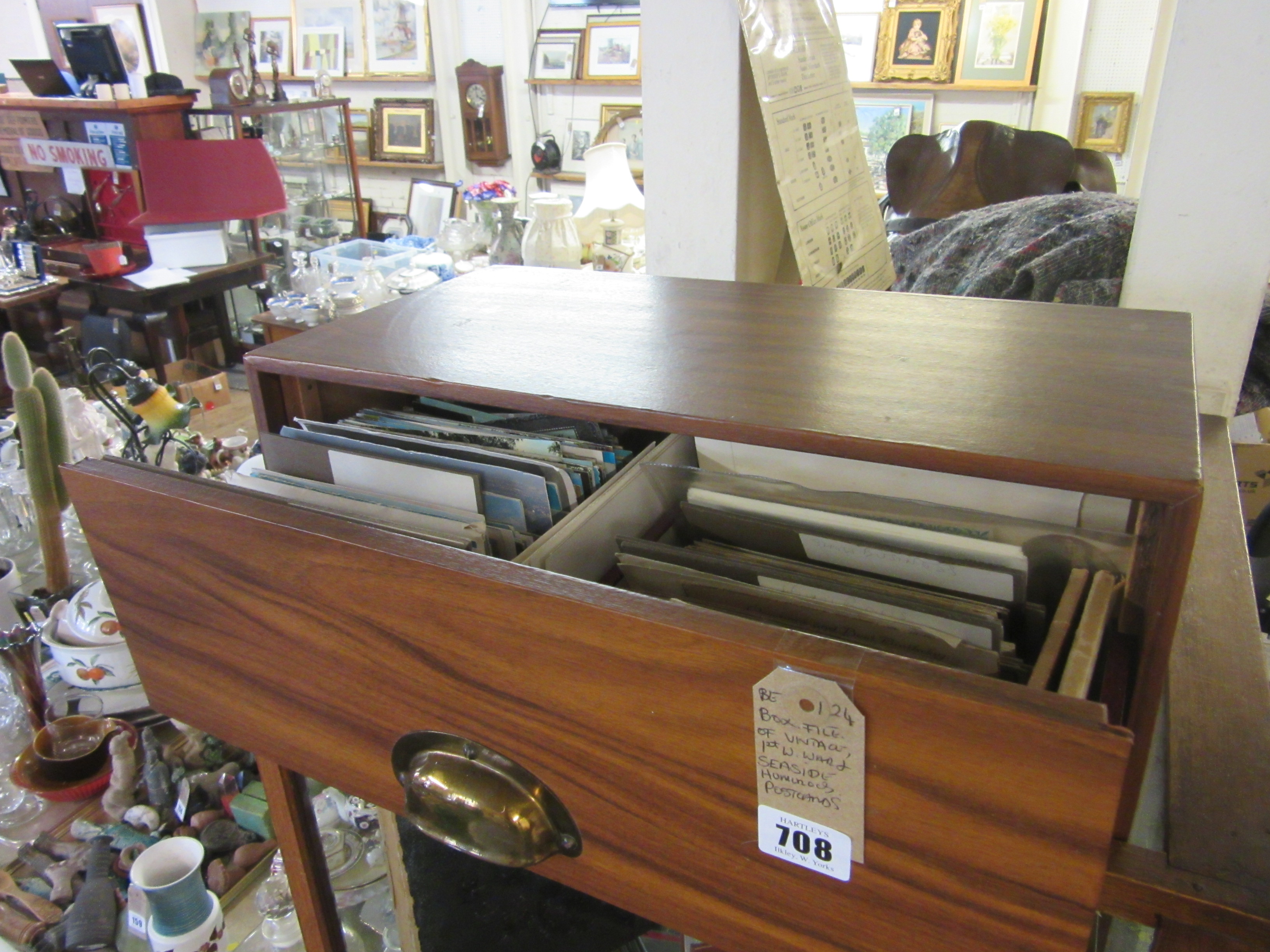 BOX FILE OF VINTAGE, WWI AND HUMOROUS SEASIDE POSTCARDS Image