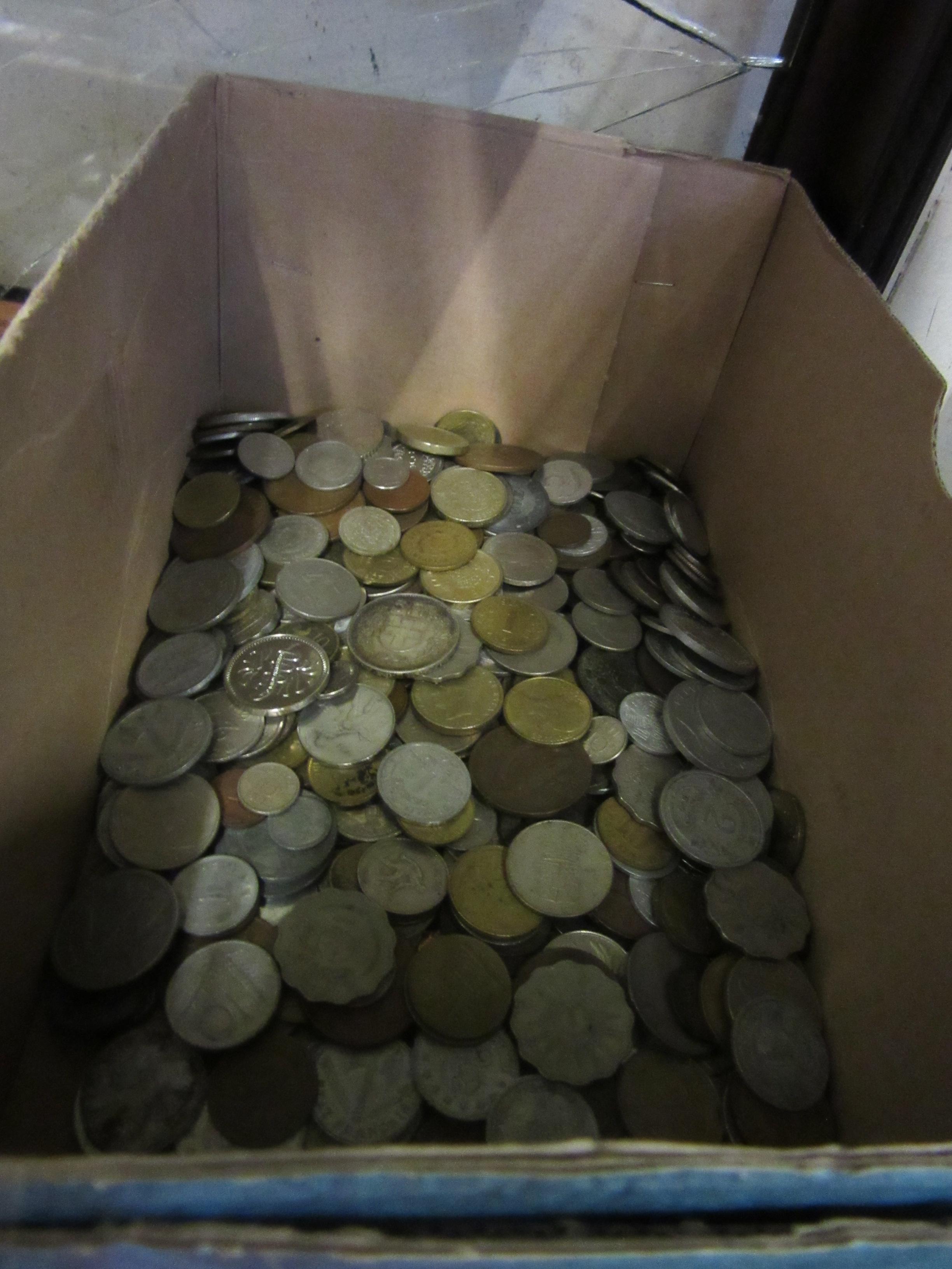 BOX OF EUROPEAN AND WORLD COINS Image