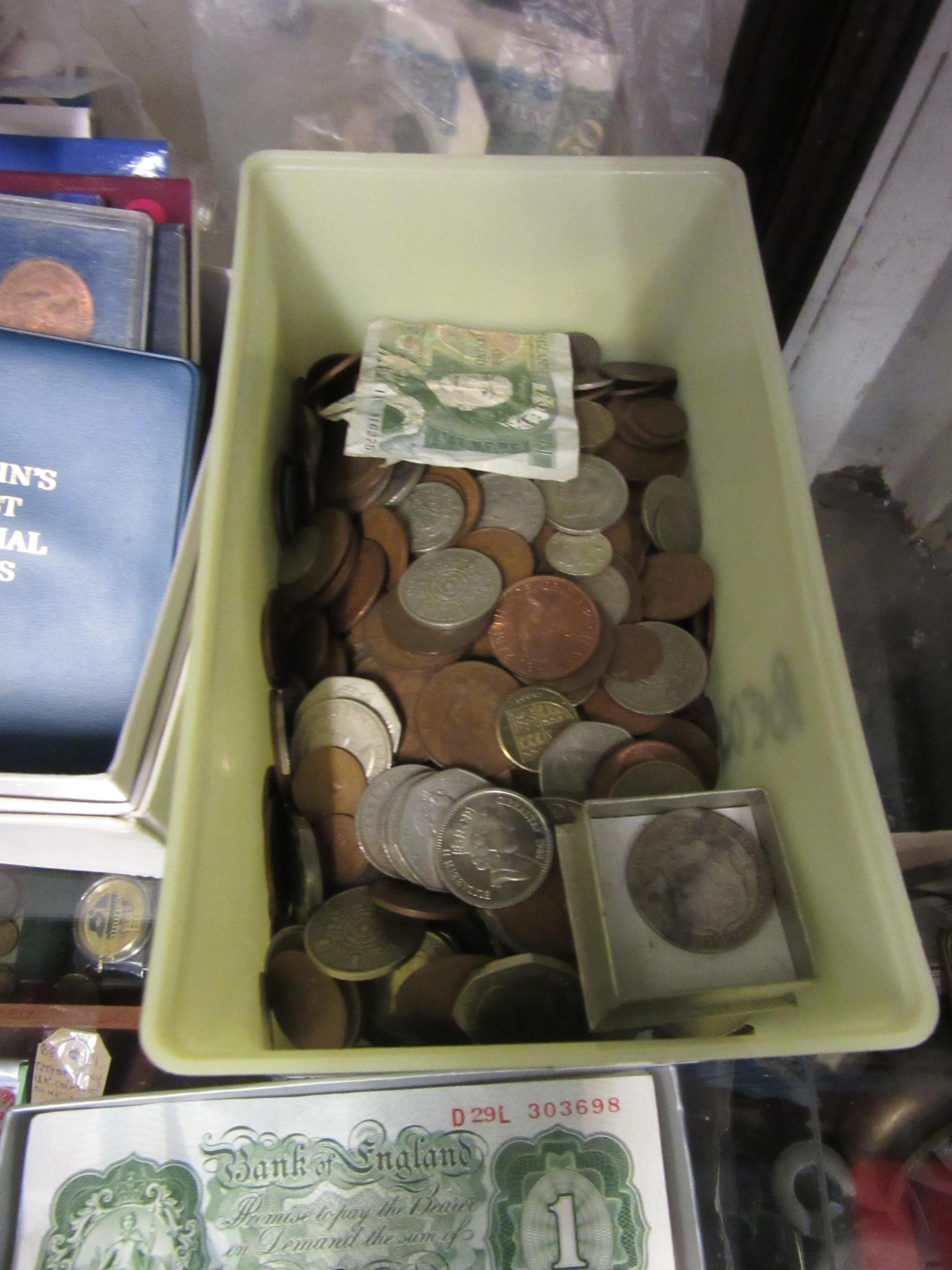 BOX OF MAINLY GB COINS INCLUDING A SILVER HALF CROWN ETC Image