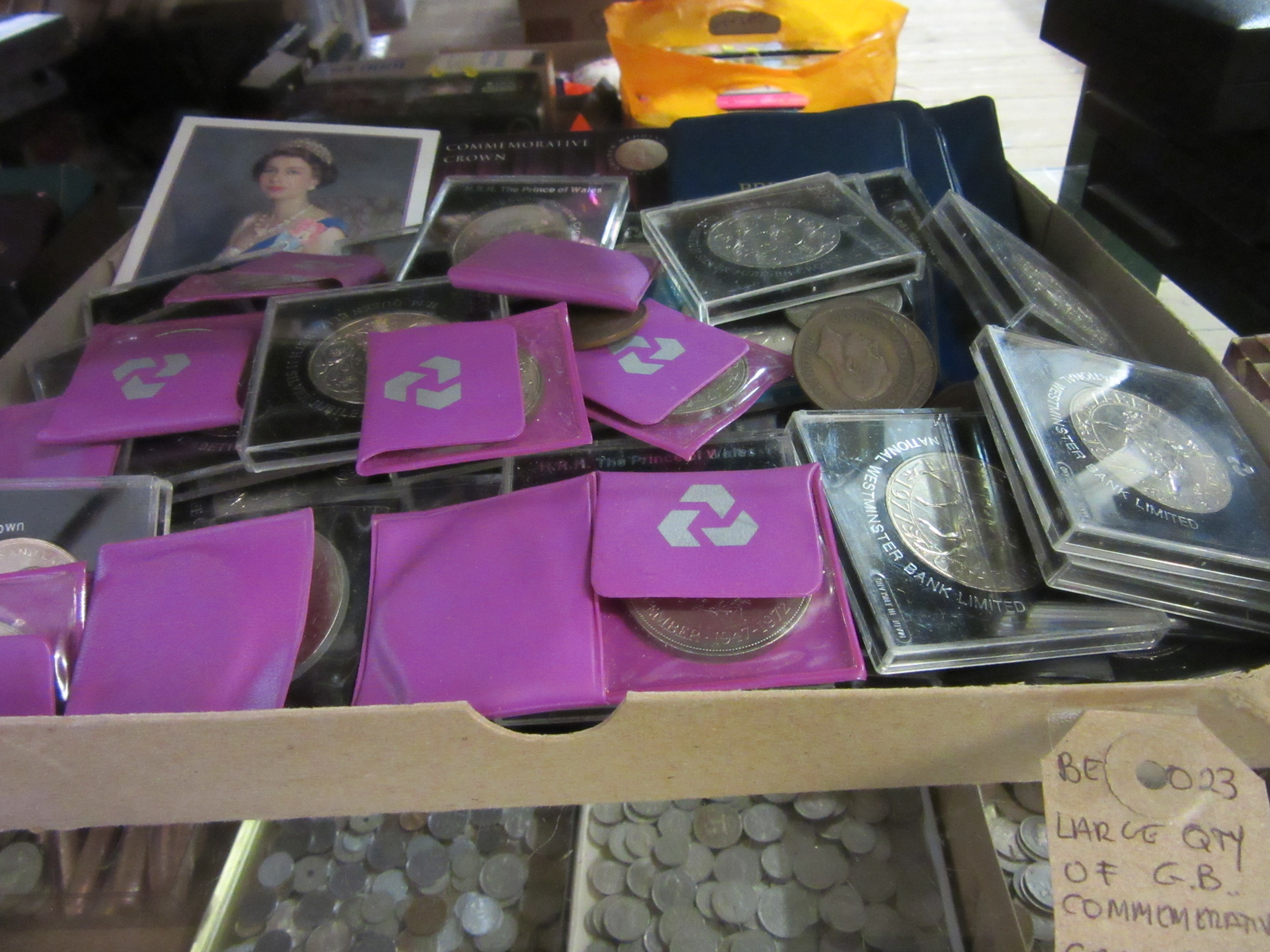 LARGE QUANTITY OF GB COMMEMORATIVE CROWNS ETC Image