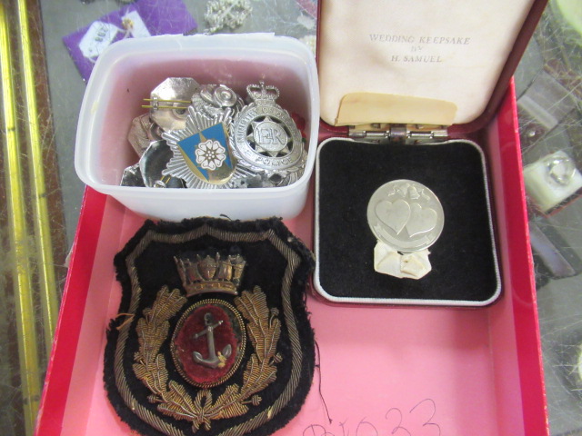 MINISTRY OF DEFENCE POLICE BADGES AND INSIGNIA WITH MERCHANT NAVY BADGE ETC Image